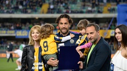 Toni a centrocampo con la famiglia nel giorno del suo addio alla Serie A