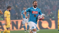 Napoli-Frosinone 4-0, Higuain tripletta e record, 36 gol in A: superato Nordahl