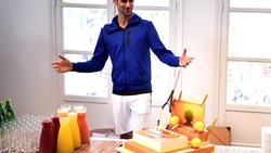 Djokovic compie 29 anni: la torta è a forma di racchetta