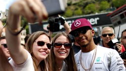 Formula 1, Gp Monaco: Hamilton assediato dalle fan