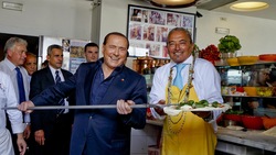 Berlusconi a Napoli: il Cavaliere versione pizzaiolo!