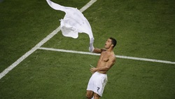 Champions, Ronaldo realizza il rigore decisivo: via allo spogliarello