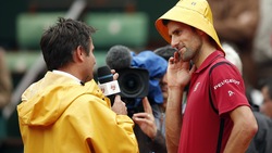 Roland Garros, Djokovic ruba il cappello all'intervistatore