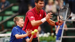 Roland Garros, Djokovic festeggia la semifinale con il raccattapalle