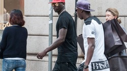 Euro 2016: L'Italia agli Europei, Balotelli fa shopping con scarpe e cappello rossi