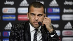 Dani Alves si presenta: il completo è tutto a pois bianconeri