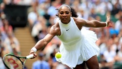 Serena Williams incanta a Wimbledon in look total white