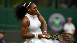 Wimbledon, le trasparenze in bianco di Serena Williams