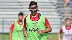 Bologna, primo giorno di ritiro: Taider con la mascherina