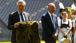 Bayern, Ancelotti all'Allianz Arena con i tradizionali pantaloni di cuoio bavaresi