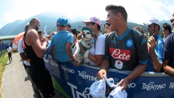 Napoli, passione senza limiti: Reina e il selfie con il cane "Pepe"