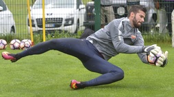 Roma, la pioggia non ferma Alisson