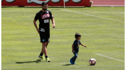 Napoli, Albiol in campo con i figli dopo l'allenamento