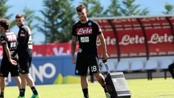 Napoli, gli azzurri in campo con la valigia