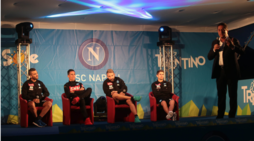 Napoli, bagno di folla a Dimaro per l'incontro tra i giocatori e i tifosi: le immagini