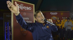 Roma, Totti fa festa con i tifosi. E canta Baglioni