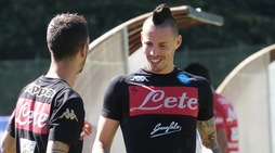 Napoli, primo allenamento di Hamsik a Dimaro: sorrisi e... basket