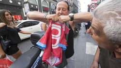 Napoli, tifosi infuriati strappano la maglia di Higuain