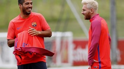 Barcellona, Messi biondo e Suarez scoppia a ridere