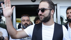 Juventus, ecco Higuain! Ed è subito sciarpa bianconera