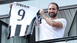 Juventus, Higuain mostra ai tifosi la sua nuova maglia numero 9