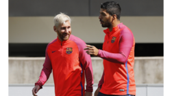Barcellona, Messi se la ride in ritiro con il nuovo look