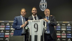 Juventus, presentato Higuain. Primi palleggi allo Stadium