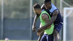 Lazio, Keita scherza con Mauricio in allenamento