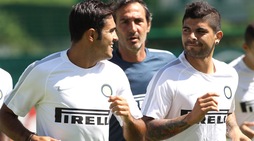 Inter, sguardi di intesa tra Eder e Banega in allenamento