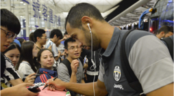 Juventus: bianconeri in partenza per l'Italia, le immagini dall'aeroporto