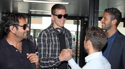 Roma, Szczesny sbarca a Fiumicino: che look!