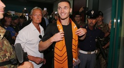 Roma, Vermaelen a Fiumicino: festa dei tifosi