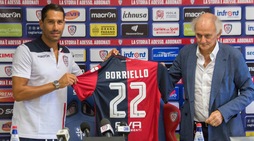 Cagliari, Borriello posa con la nuova maglia. E stuzzica Vieri