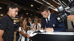 Juventus, i tifosi bianconeri scoprono Pjaca tra autografi e selfie