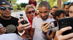 Roma, Bruno Peres a Villa Stuart: l'abbraccio dei tifosi