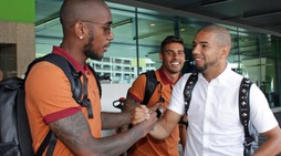 Roma, Bruno Peres a Fiumicino per incontrare la squadra: che abbracci con Gerson