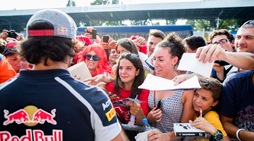 Formula 1: i piloti tra la folla a Monza, quanti abbracci per loro!
