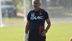 Bologna, Donadoni guida l'allenamento con la mano fasciata