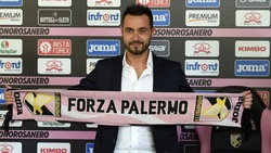 Palermo, ecco De Zerbi con la sciarpa rosanero