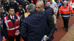 Premier League, derby di Manchester: l'abbraccio tra Mourinho e Guardiola