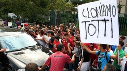 Tutti gli striscioni dedicati a Francesco Totti