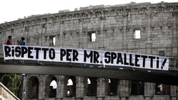 Roma, striscione per Spalletti davanti al Colosseo