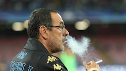 Napoli: Sarri fuma in panchina anche se è vietato...
