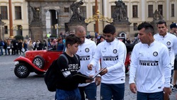Inter, Praga si colora di nerazzurro: quanti autografi ai fan!