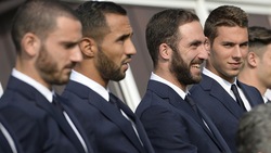 Juventus in posa per la foto ufficiale: Higuain se la ride