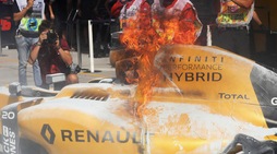 F1 Malesia, in fiamme la Renault di Magnussen