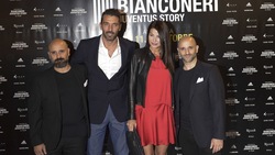 Juventus, Ilaria D'Amico incanta in rosso alla presentazione del film