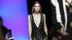 Gigi Hadid regina alla Parigi Fashion Week: che scollatura!