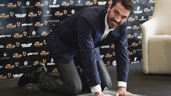 Buffon vince il Golden Foot, ma l'impronta è con le mani