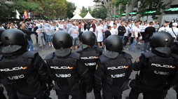 Champions, le foto degli scontri tra ultras e polizia a Madrid